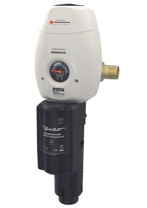 Automatische Wasserstation in einem kompakten, weißen Gehäuse mit Druckmanometer und schwarzer Rückspüleinheit von Judo. Anschlussmöglichkeiten für Wasserleitungen sind sichtbar.